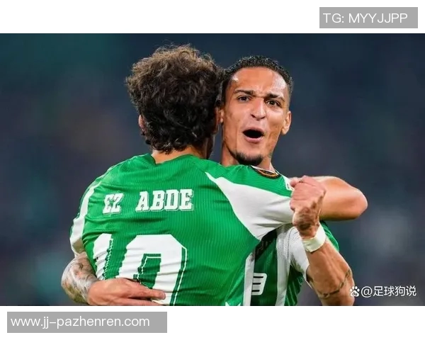 被黄潜球迷扔水瓶，安东尼：好在没打到我脸，鲁伊瓦尔帮了我